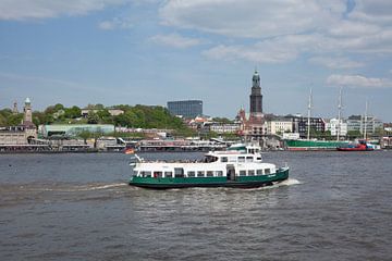 Elbe met havenrondvaartschip en landingsplaats St.-Pauli, windjammer Rickmer Rickmers en Michel, Ham