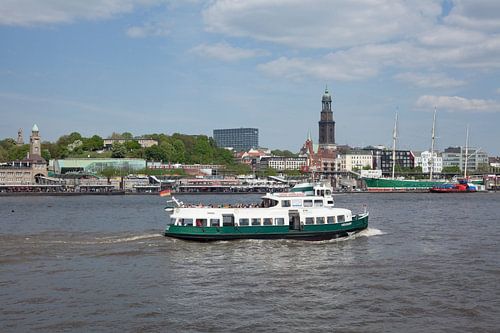 Elbe mit Hafenrundfahrtschiff und  St.-Pauli-Landungsbruecken, Windjammer Rickmer Rickmers und Miche