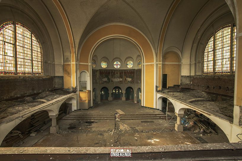 Entrance hall of a church. by Het Onbekende