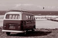 Strand sfeer met  Vw bus , surfer en de zee