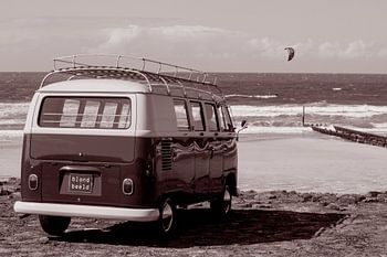 Ambiance de plage avec un bus Vw, un surfeur et la mer.