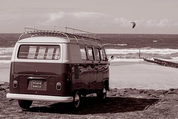 Ambiance de plage avec un bus Vw, un surfeur et la mer. sur Blond Beeld