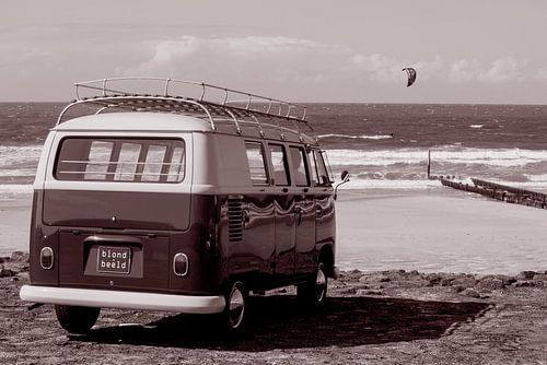 Ambiance de plage avec un bus Vw, un surfeur et la mer.