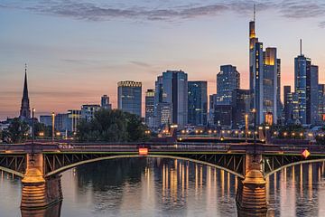 Frankfurt am Main Skyline bij zonsondergang van Marc-Sven Kirsch