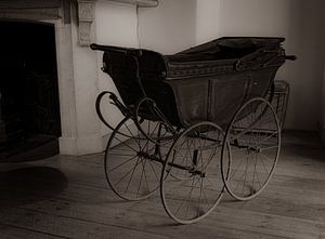 Oude kinderwagen van John Brugman
