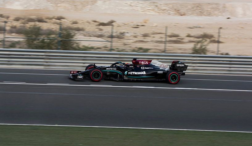 Lewis Hamilton dans sa voiture de Formule 1 Mercedes par Bianca Fortuin