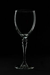 Low key afbeelding van een wijnglas van Kim Willems