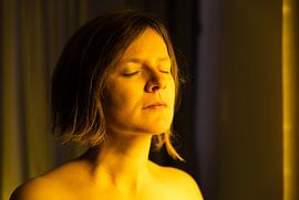 Porträt einer dreißigjährigen attraktiven Frau in einem Schlafzimmer mit von Werner Lerooy