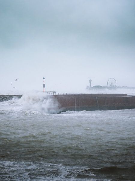 Storm in Scheveningen by Roy Mosterd
