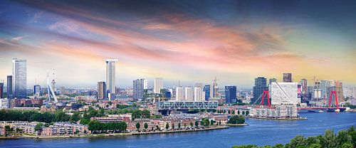Skyline van Rotterdam aan de overkant van de Maas