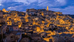 Sonnenuntergang über dem beleuchteten Matera