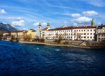 Oude binnenstad van Innsbruck aan de oever van de Inn van ManfredFotos