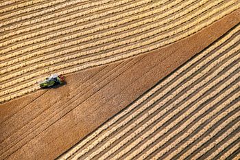 Luftaufnahme eines Landwirts bei der Getreideernte in Donderen in Drenthe
