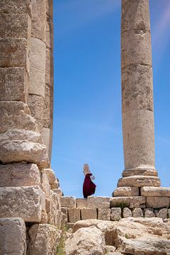 Vrouw in een romeinse tempel. van Floyd Angenent