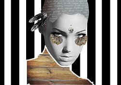 Frau mit langen Wimpern und schwarz-weißem Hintergrund