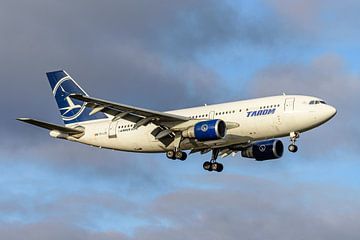 Landung eines Tarom Airbus A310-300 Passagierflugzeugs. von Jaap van den Berg