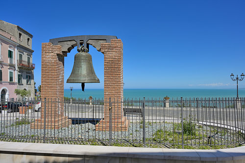 Historische Glocke mit Blick auf die türkisfarbene Adria