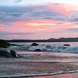 Sonnenuntergang, am Strand in Thailand von Lindy Schenk-Smit