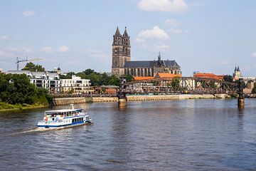 Magdeburg an der Elbe mit Touristenschiff