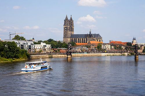 Maagdenburg aan de Elbe met toeristenboot