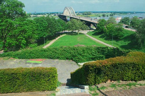 Adembenemend Panorama van Nijmegen: Waalbrug en Heuvels vanuit de Schilderachtige Heuveltop