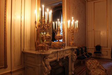 Antikes Möbelstück mit Kerzenständern von Tatjana Korneeva