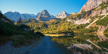 sentier de randonnée le long du lac alpin Seebensee, avec Mieminger Alps, randonnée pédestre sur Susanne Bauernfeind