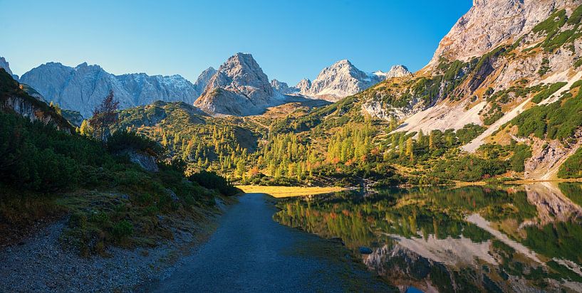 sentier de randonnée le long du lac alpin Seebensee, avec Mieminger Alps, randonnée pédestre par SusaZoom