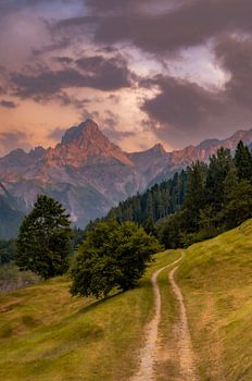 Sonnenuntergang in den Bergen.
