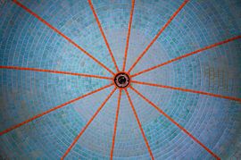 Motif de carreaux sur un plafond rond sur Frank Herrmann