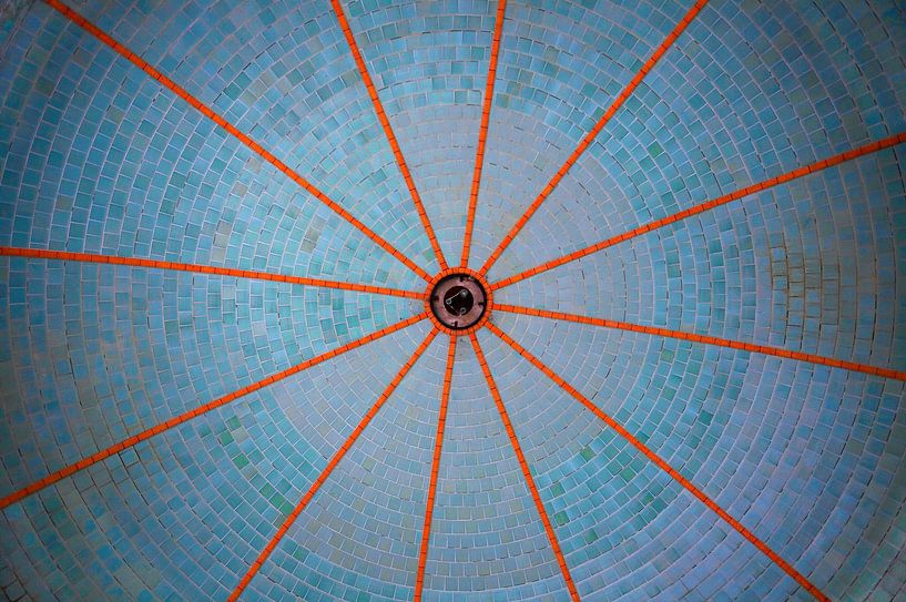 Fliesenmuster an einer runden Decke von Frank Herrmann