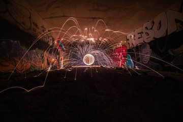 Staalwol draaien  in een verlaten tunnel van Rianne Kugel