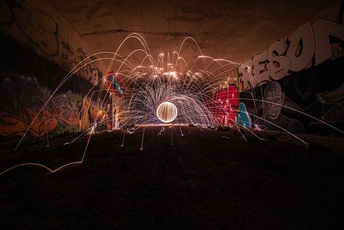 Staalwol draaien  in een verlaten tunnel