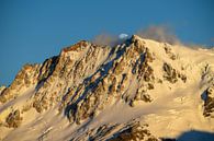 De maan verbergt zich achter de top van de besneeuwde Cerro Hermoso van Christian Peters thumbnail