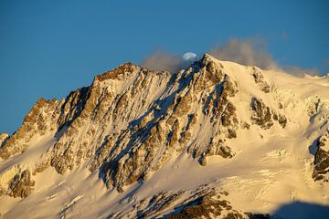 Der Mond versteckt sich hinter dem Gipfel des schneebedeckten Cerro Hermoso von Christian Peters