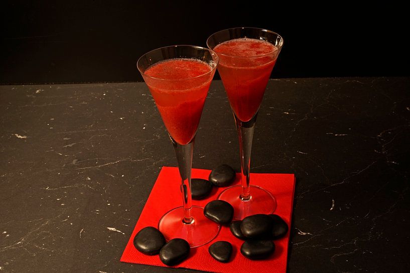 Papaya und Erdbeere treffen auf Sekt. von Babetts Bildergalerie