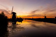 Coucher de soleil d'or avec des moulins à vent à Kinderdijk par AwesomePics Aperçu
