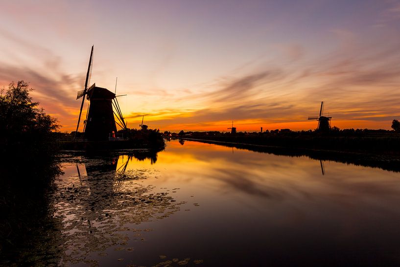 Coucher de soleil d'or avec des moulins à vent à Kinderdijk par AwesomePics