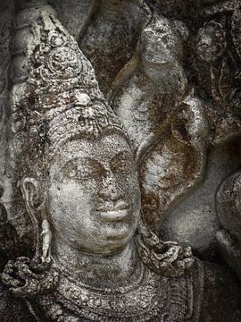 Statue at the entrance of The Polonnaruwa Vatadage van Inez Wijker