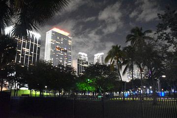 Blick auf die Stadt an einem Winterabend