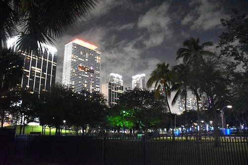 Uitzicht op de stad op een winteravond