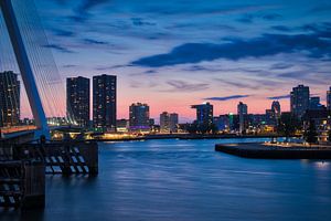 Avond skyline foto vanaf Wilhelminaplein in Rotterdam sur Mark De Rooij