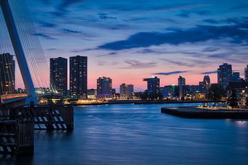 Avond skyline foto vanaf Wilhelminaplein in Rotterdam von Mark De Rooij