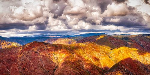Bruine heuvelrug met wolken in Sierry Nevada Californië