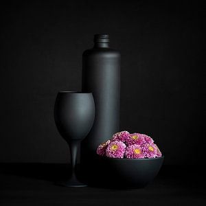 Schwarze Schönheit mit Nelken - Rosa