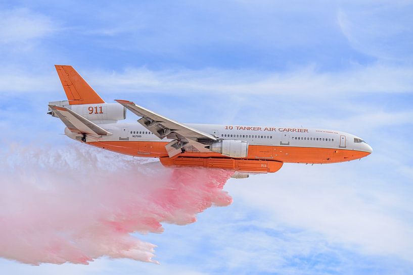 Vorführung eines McDonnell Douglas DC-10 Tankflugzeugs zur Brandbekämpfung. von Jaap van den Berg