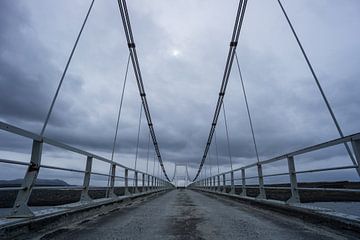 IJsland - Touwbrug over rivier met donkere sfeer van adventure-photos