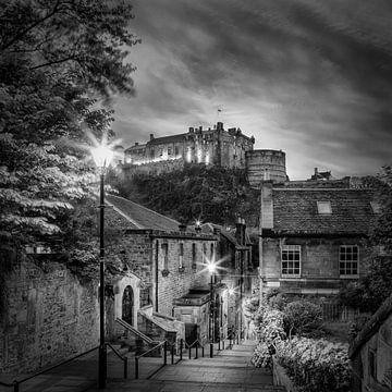 Nachts am Edinburgh Castle - Monochrom von Melanie Viola