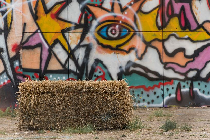 Strobaal bij graffitimuur van Ans Bastiaanssen
