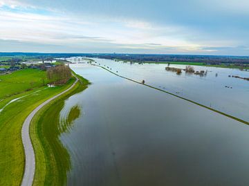 Overstroming van de IJssel met hoge waterstanden in de uiterwaarden